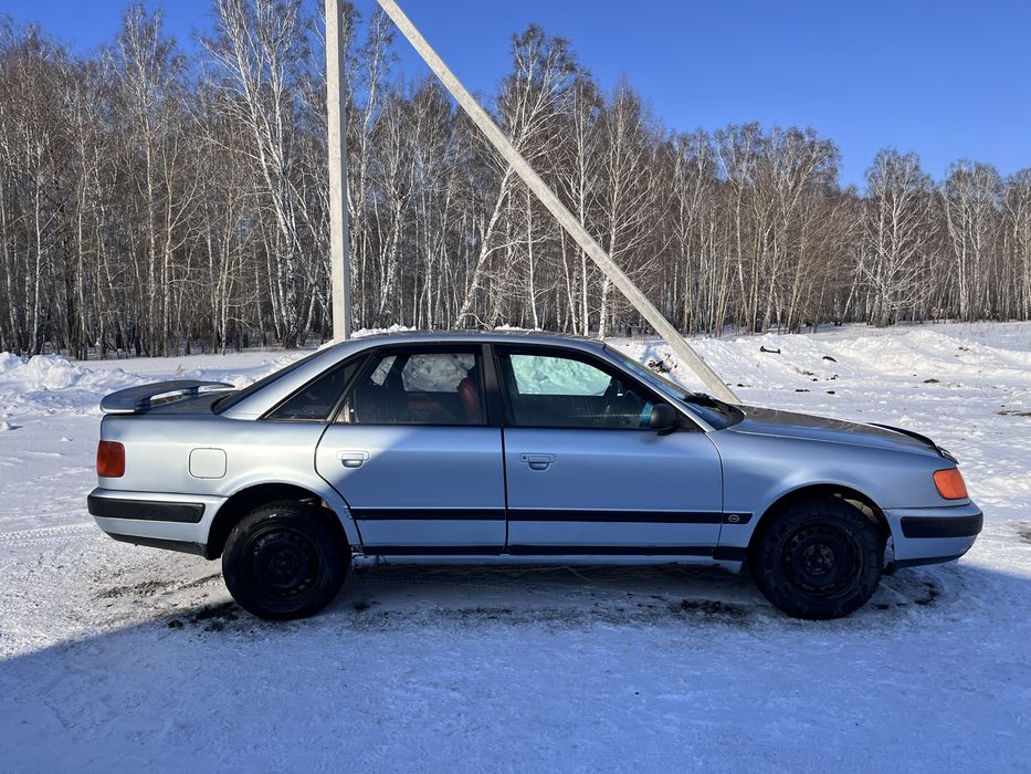 Машина Audi 100 c4