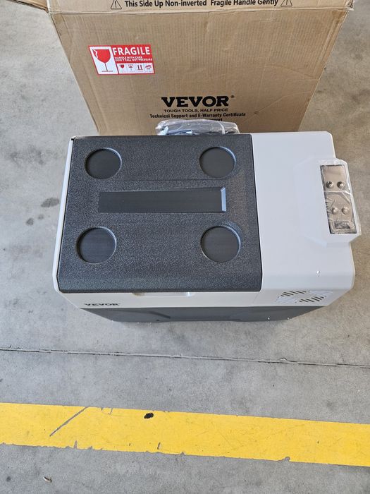 Компресорен хладилник-фризер за къмпинг