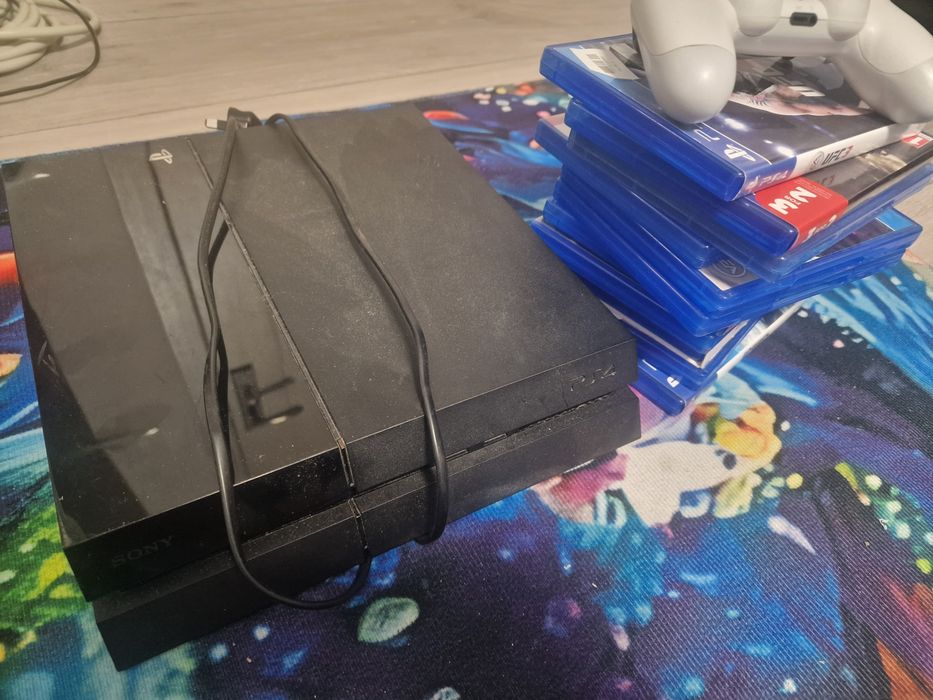 Vand ps4 cu 11 jocuri si o maneta