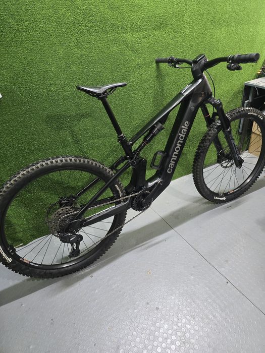 Карбонов Cannondale Moterra 2 (2026) е висок клас електрически ендуро велосипед (e-MTB)