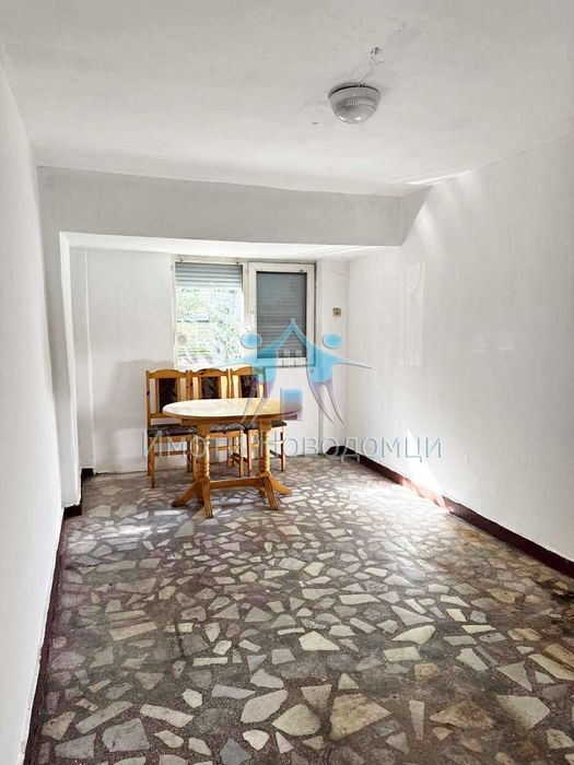 Продава се тухлен етаж от къща, в гр.Шумен, кв. Втори корпус