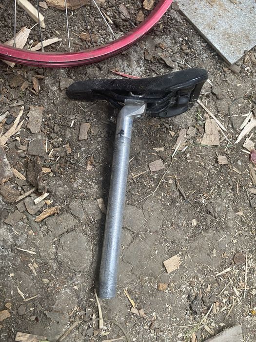 Vand scaun de piele pentru bicicleta impecabil!