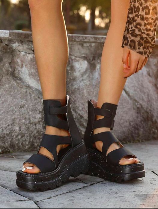 Дамски обувки на платформа