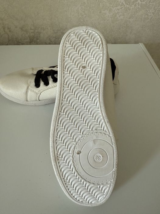 кросовки новые  2000 тенге