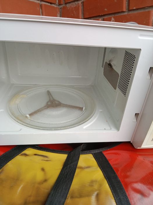 Продам на запчасти  микроволновку