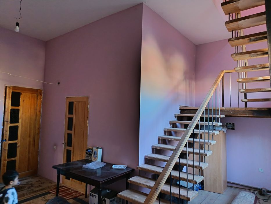 Navoiy sh  Guliston 3 da 6 sotix 2 etajli 8 xonadan iborat hovli sotil