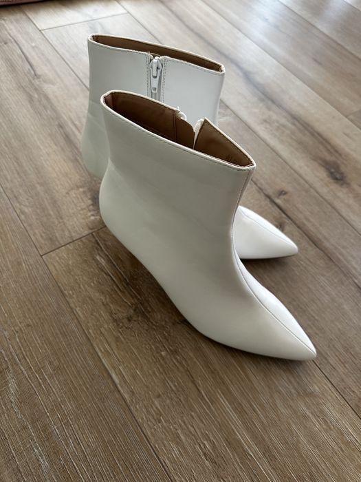 Дамски боти на ток