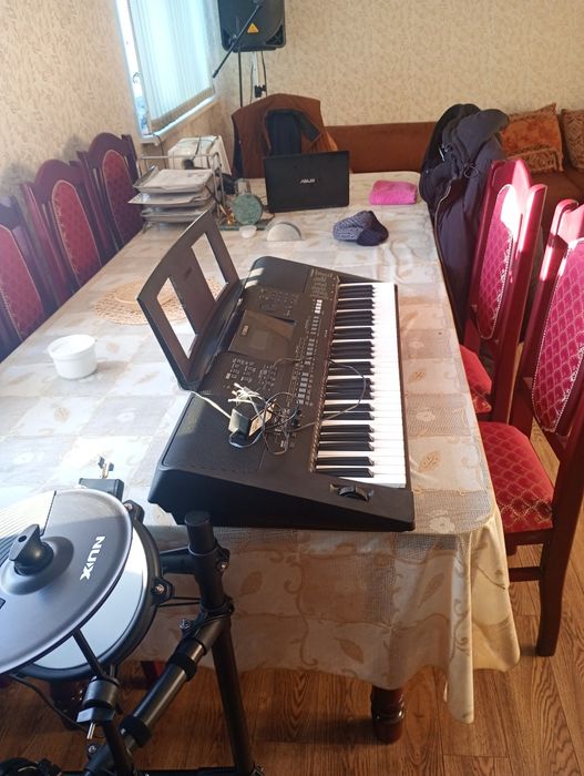 Продам синтезатор