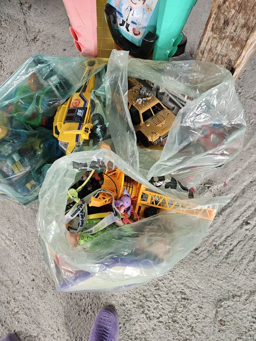 Toate jucăriile din imagine ( topogan , masinute , bicicleta,etc