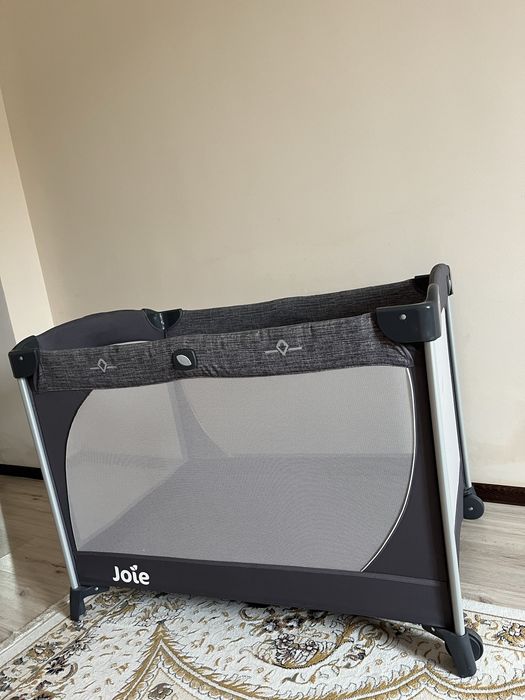 Детская кровать бренда Joie