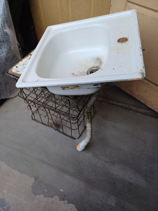 Раковина металлическая.