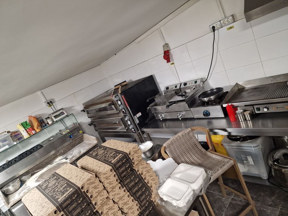 Afacere la cheie, pizzerie stradala complet utilata!