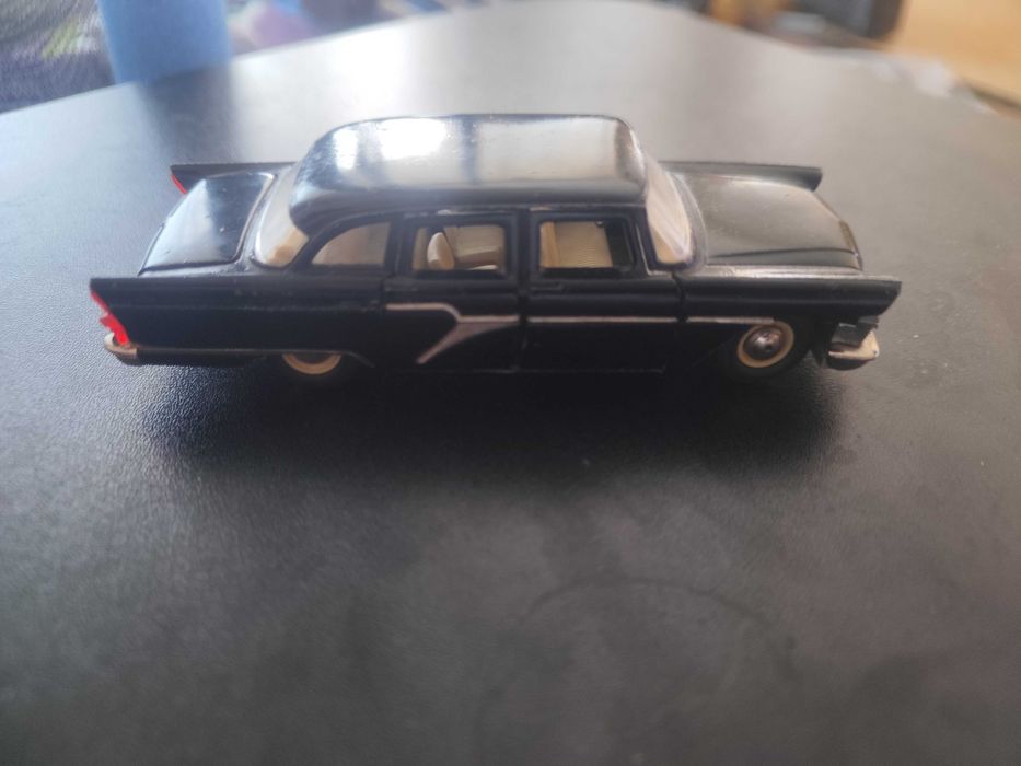 Продавам руска Чайка ГАЗ-13 А15 1:43