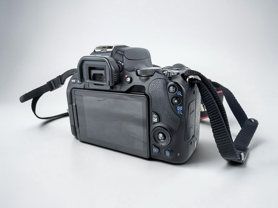 Фотoапарат Canon EOS 200D + Обектив Canon EF 50mm f/1.8 STM Перфектни!