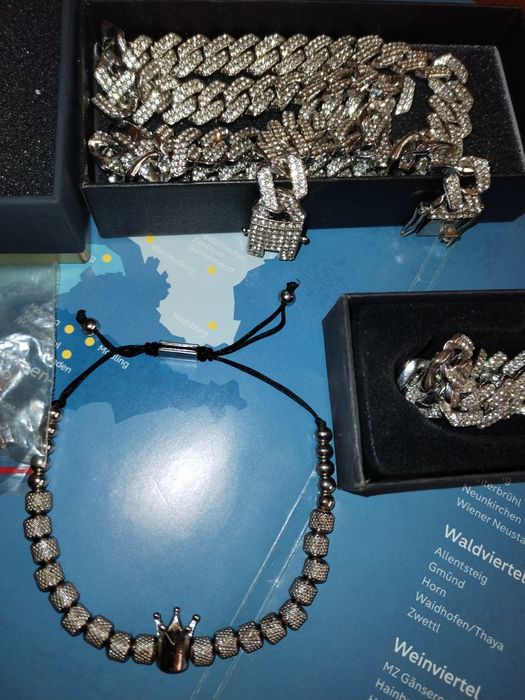 Здравейте! Продавам часовник с комплект ланец и две  гривни