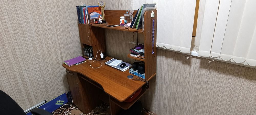 Срочно Продается Компьютерный стол с полками в хорошем состоянии
