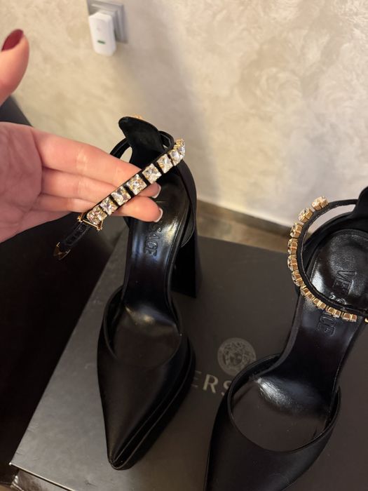 Черни Versace токчета