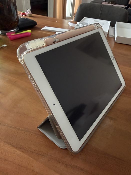 I pad ( 8th Generation ) Retina 10.2”, Wi-fi, 128 GB