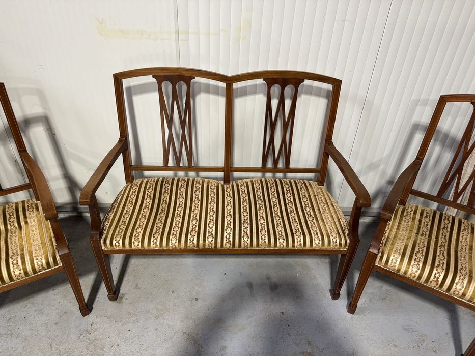 Canapea si doua fotolii cu influente Chippendale