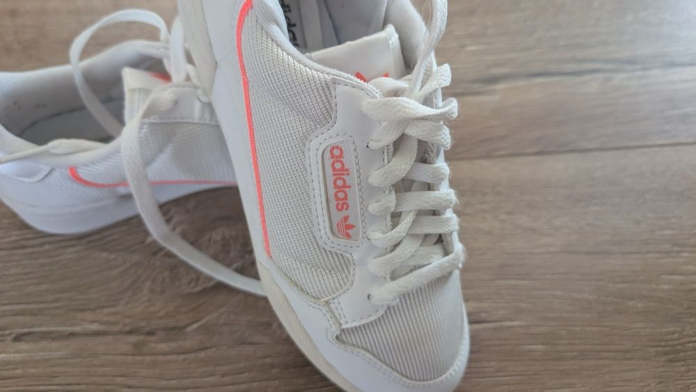 Бели сникърси Adidas