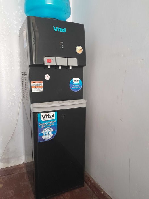 Кулер- горячая,холодная вода.