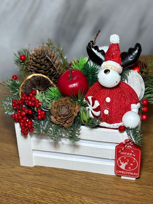 Aranjamente de Craciun cu flori lucrate manual.