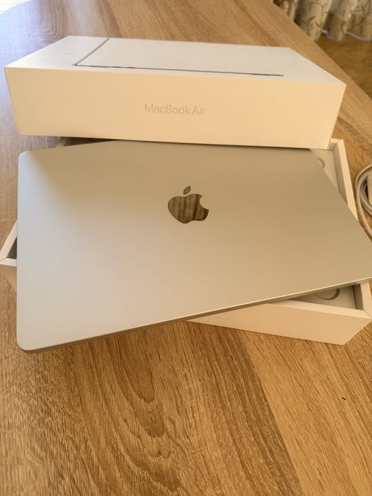 Macbook M2 13” 8GB