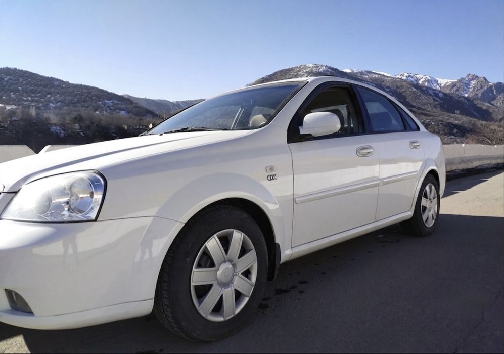 Lacetti 1.6 2013 год белая с люком, есть метан 100 л