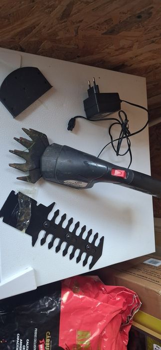 De vanzare foarfeca electrica de tuns iarba/gard viu Sterwins