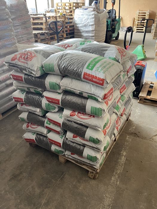 Пелети и екобрикети от дърво и слънчоглед