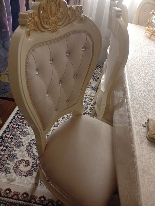 Продается стол и 8 стульев