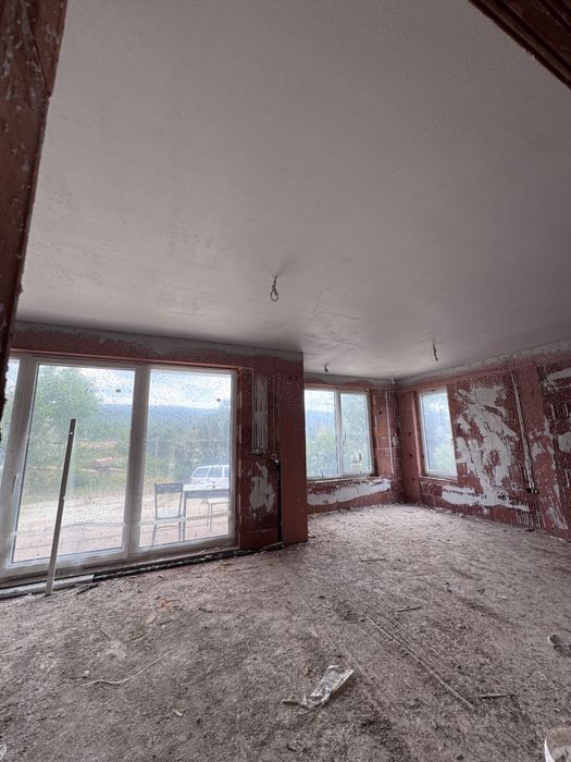 МАЗИЛКИ_Pro ВТ полага машинни мазилки и шпакловки.