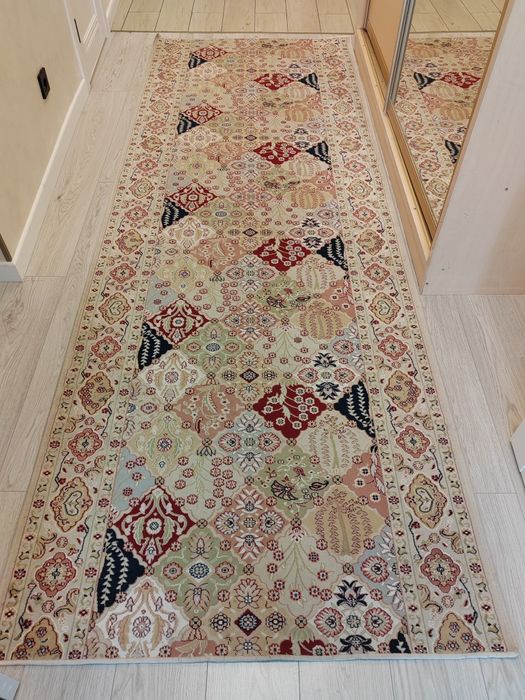 Диван, ковёр и дорожка продаются