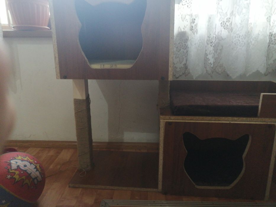 Домик для кошек с когтеточкой