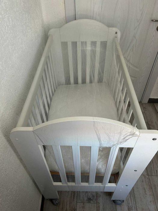 Дървена кошара в цвят бяло