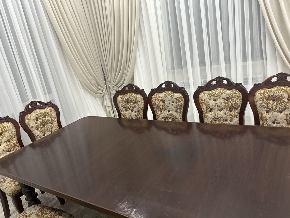 Стол орындықтарымен сатылады
