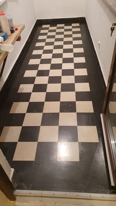 Slefuim pardoseli din piatra, beton sau șapă.