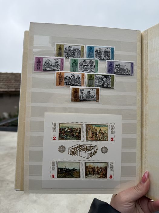 Голям класьор с различни пощенски марки