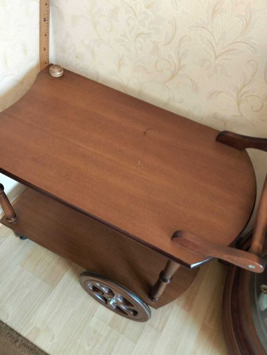 продам сервировочный столик на колесах