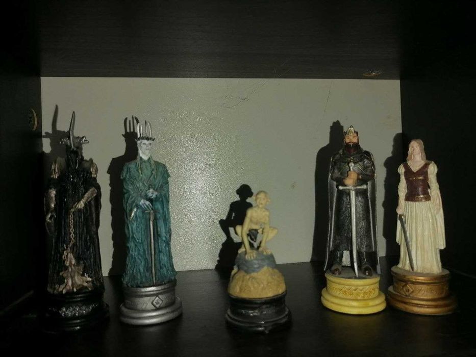 Vând colecția figurine Lord of the Rings