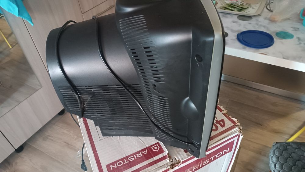 Телевизор продаю