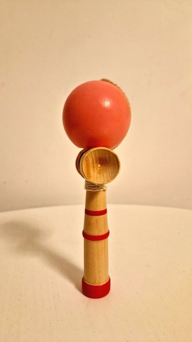 Kendama din lemn – stare foarte buna, ideala pentru incepatori