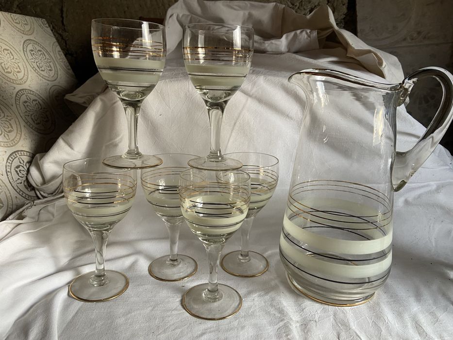 Стъклен сервиз за вино - кана и 6 броя чаши