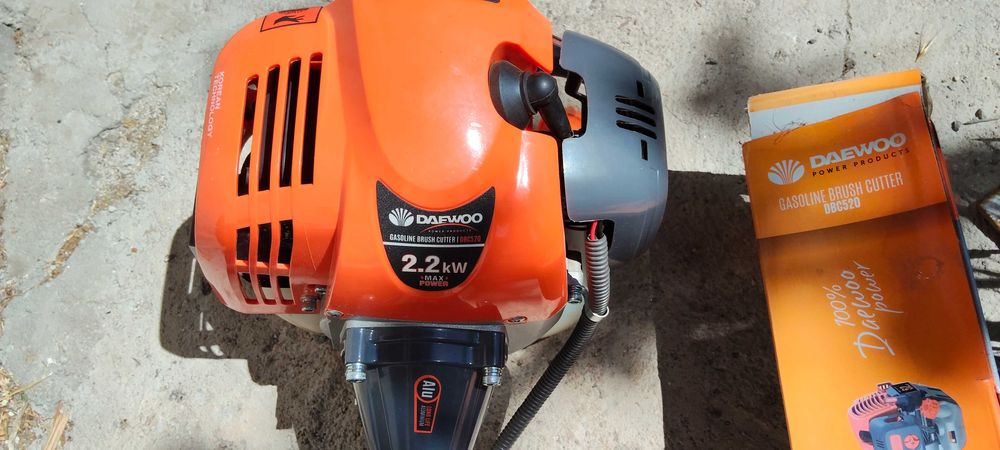 Коса DAEWOO бензинова с нож и корда 2.2kW , 3HP , 52cc