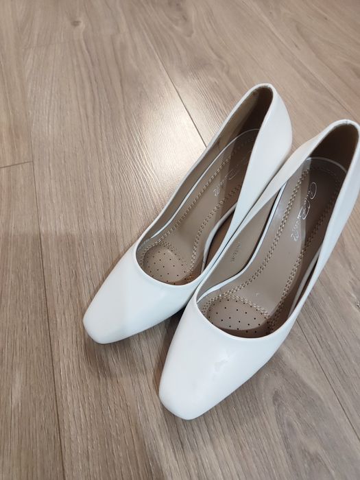 Бели обувки на ток