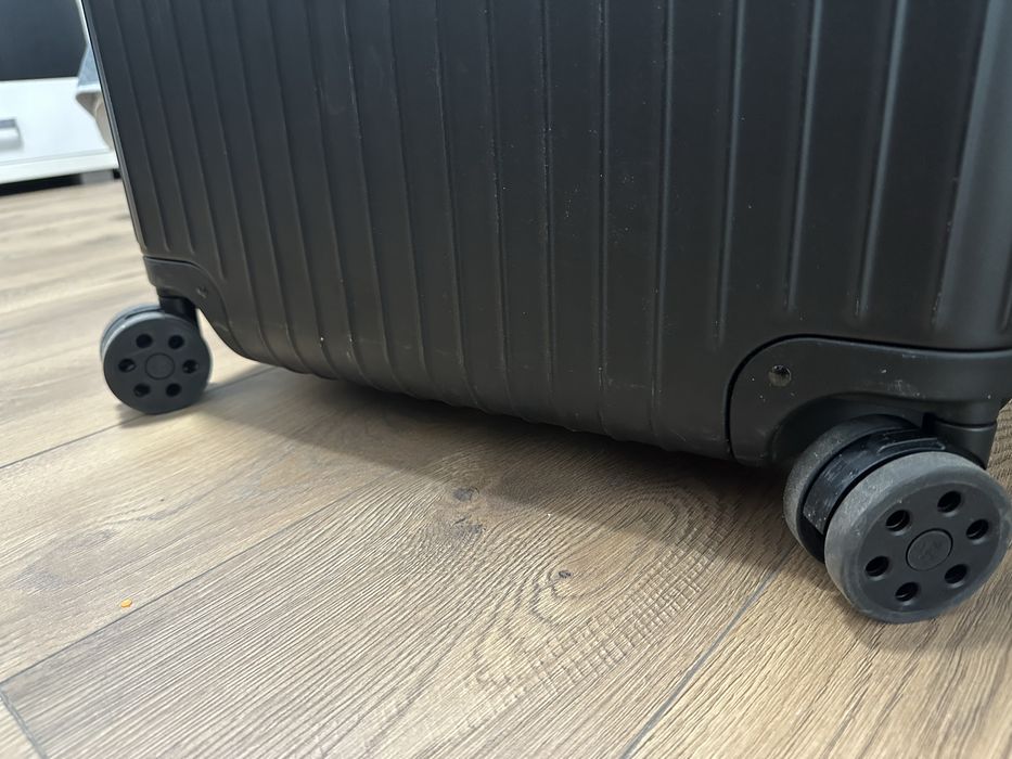 Vând geamantan RIMOWA Ultralight