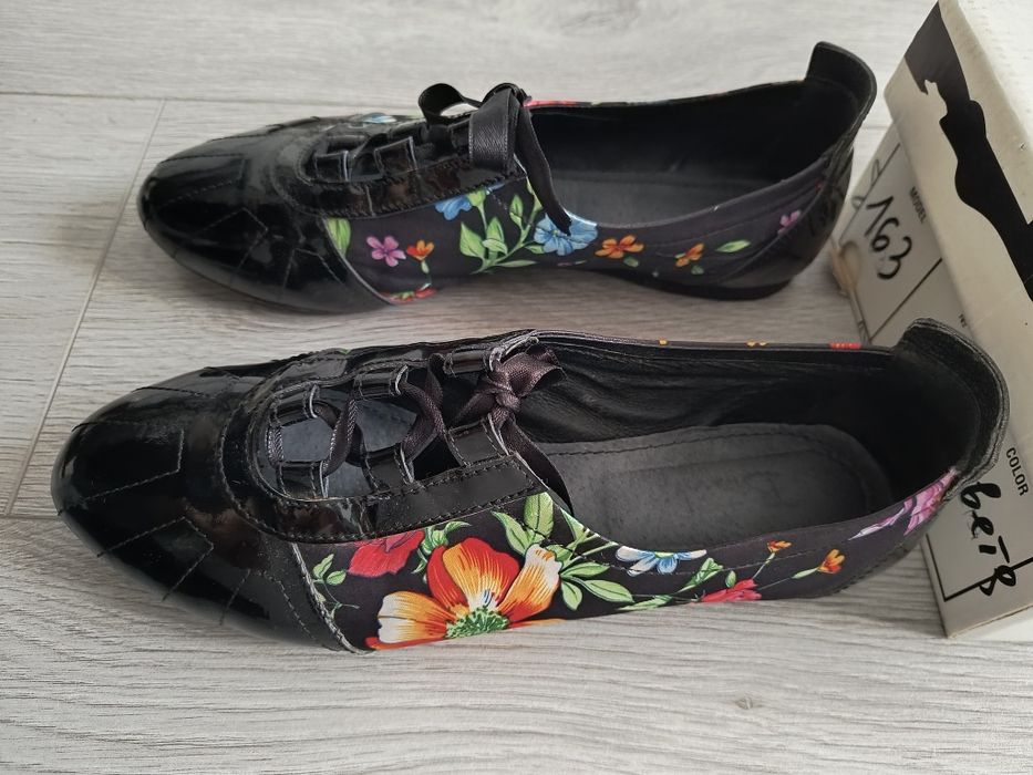 Обувки тип пантофки с връзки