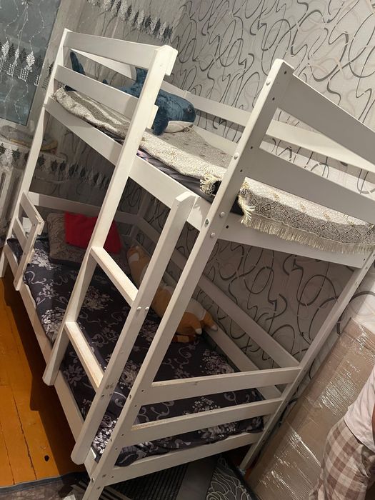 Продается кровать +2 школьных стола