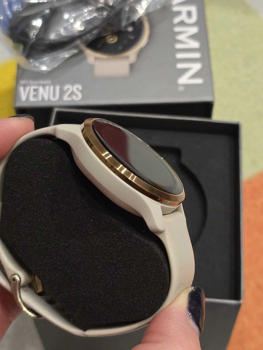 Garmin Venu 2S - Smartwatch Premium Compact, Ecran AMOLED