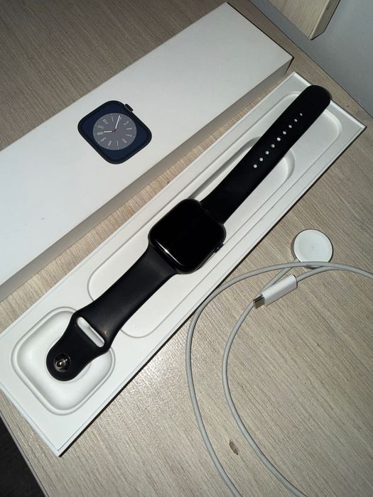 Apple Watch SE в тёмном цвете Midnight с чёрным силиконовым ремешком.